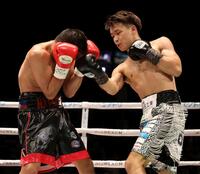 ２Ｒ、クリスチャン・レガネに右アッパーを打ち込む佐野遙渉（撮影・中田匡峻）
