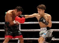 １Ｒ、クリスチャン・レガネ（左）に右ストレートを打ち込む佐野遙渉（撮影・中田匡峻）