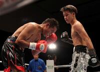 ４Ｒ、クリスチャン・レガネ（左）をＫＯした佐野遙渉＝大阪市・住吉区民センター（撮影・中田匡峻）
