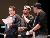 リングに上がるジョンリール・カシメロ（中央）＝撮影・中田匡峻