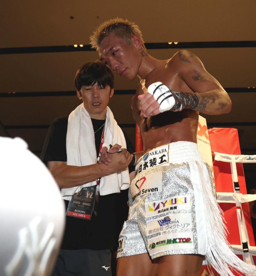 セバスチャン・エルナンデスに判定負けした亀田京之介＝大阪市・住吉区民センター（撮影・中田匡峻）