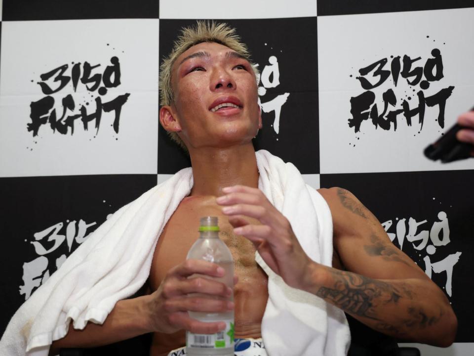 試合後、取材を受ける亀田京之介（撮影・中田匡峻）
