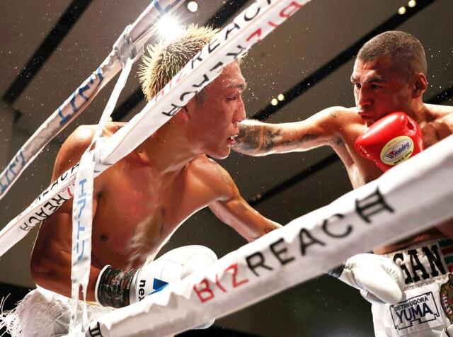 　８Ｒ、セバスチャン・エルナンデス（右）に攻められる亀田京之介（撮影・中田匡峻）