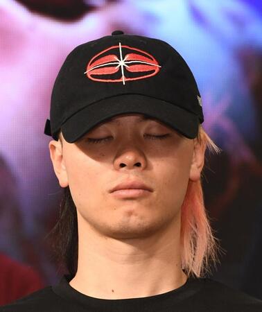 会見中、目を閉じて精神統一をする那須川天心＝東京ドームホテル（撮影・園田高夫）