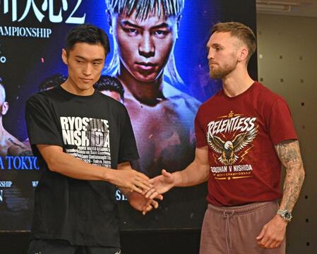 写真撮影を終え握手する西田凌佑（左）とサム・グッドマン