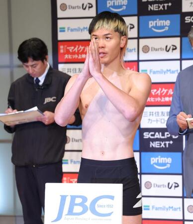 計量後に手を合わせる那須川天心（撮影・棚橋慶太）