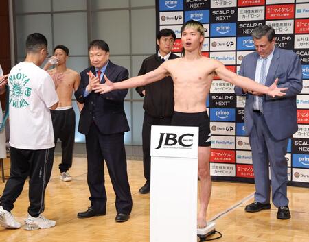 計量後にポーズをとる那須川天心。左から２人目は井上拓真（撮影・棚橋慶太）