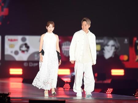 夫婦でランウェイを歩く（左から）川口葵、武尊（撮影・千葉大輝）