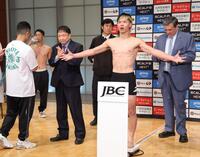 計量後にポーズをとる那須川天心。左から２人目は井上拓真（撮影・棚橋慶太）