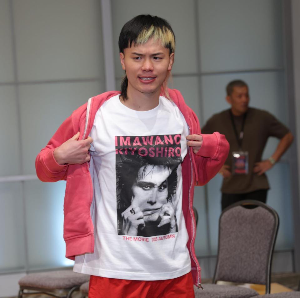 忌野清志郎さんがプリントされたＴシャツを着用し気合の入った表情を見せる那須川天心（撮影・棚橋慶太）