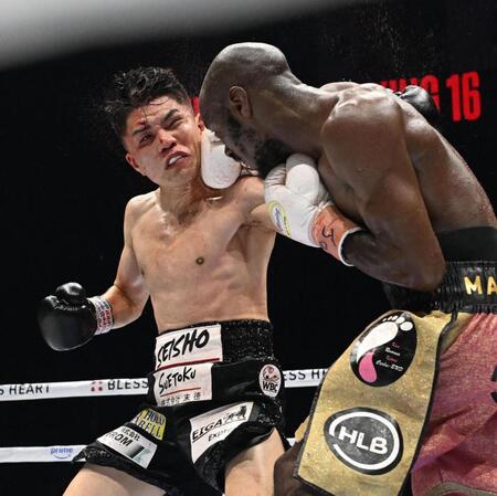 １０回、リカルド・マラジカ（右）のパンチを浴びる坪井智也（撮影・堀内　翔）