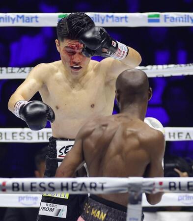 １回、流血し、リカルド・マラジカの猛攻にたじろぐ坪井智也（撮影・西岡正）