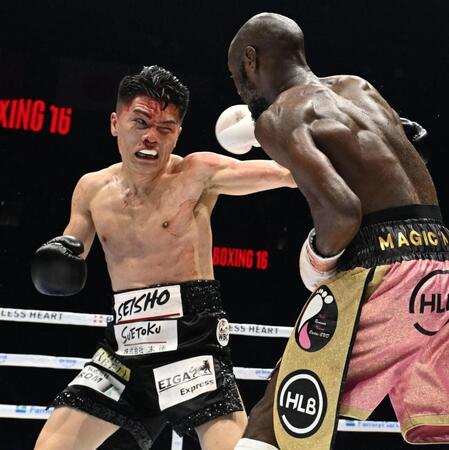 ５回、顔面から流血しながらリカルド・マラジカ（右）と打ち合う坪井智也＝トヨタアリーナ東京（撮影・堀内　翔）