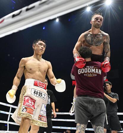 サム・グッドマン（右上）に敗れ肩を落とす西田凌佑＝トヨタアリーナ東京（撮影・堀内　翔）