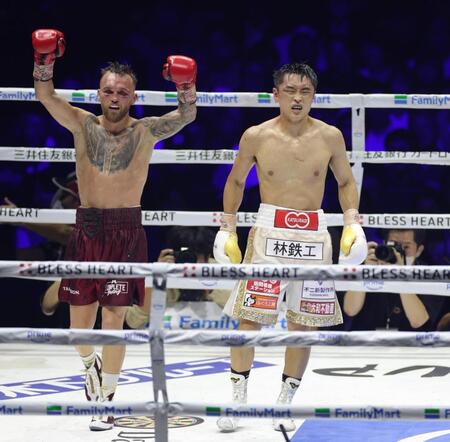 勝利を確信したサム・グッドマン（左）の横を引き揚げる西田凌佑撮影・西岡正