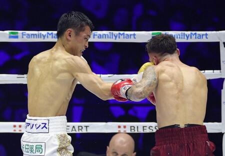 ４回。サム・グッドマン（右）に右フックを浴びせる西田凌佑（撮影・西岡正）