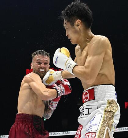 ２回、サム・グッドマン（左）にパンチを浴びせる西田凌佑＝トヨタアリーナ東京（撮影・堀内　翔）