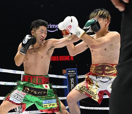 ３回、那須川天心（右）にパンチを浴びせる井上拓真（撮影・堀内　翔）