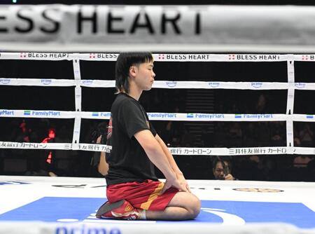 試合を控えリング上で目を閉じて精神統一をする那須川天心（撮影・堀内　翔）