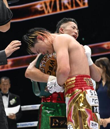 井上拓真（奥）と健闘をたたえ合う那須川天心（撮影・堀内　翔）