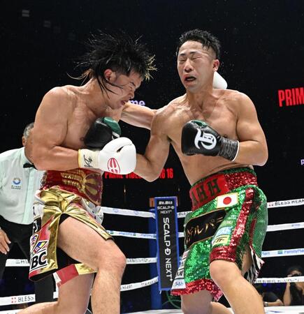 ５回、激しく打ち合う井上拓真（右）と那須川天心（撮影・堀内　翔）