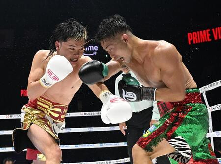 ８回、激しく打ち合う那須川天心（左）と井上拓真（撮影・堀内　翔）