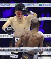 １回、流血し、リカルド・マラジカの猛攻にたじろぐ坪井智也（撮影・西岡正）