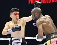 １回、リカルド・マラジカ（右）を攻める坪井智也　