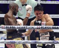 ８回、リカルド・マラジカ（左）に苦戦する坪井智也（撮影・西岡正）