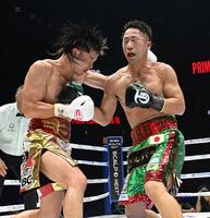 ５回、激しく打ち合う井上拓真（右）と那須川天心（撮影・堀内　翔）