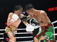 ８回、激しく打ち合う那須川天心（左）と井上拓真（撮影・堀内　翔）