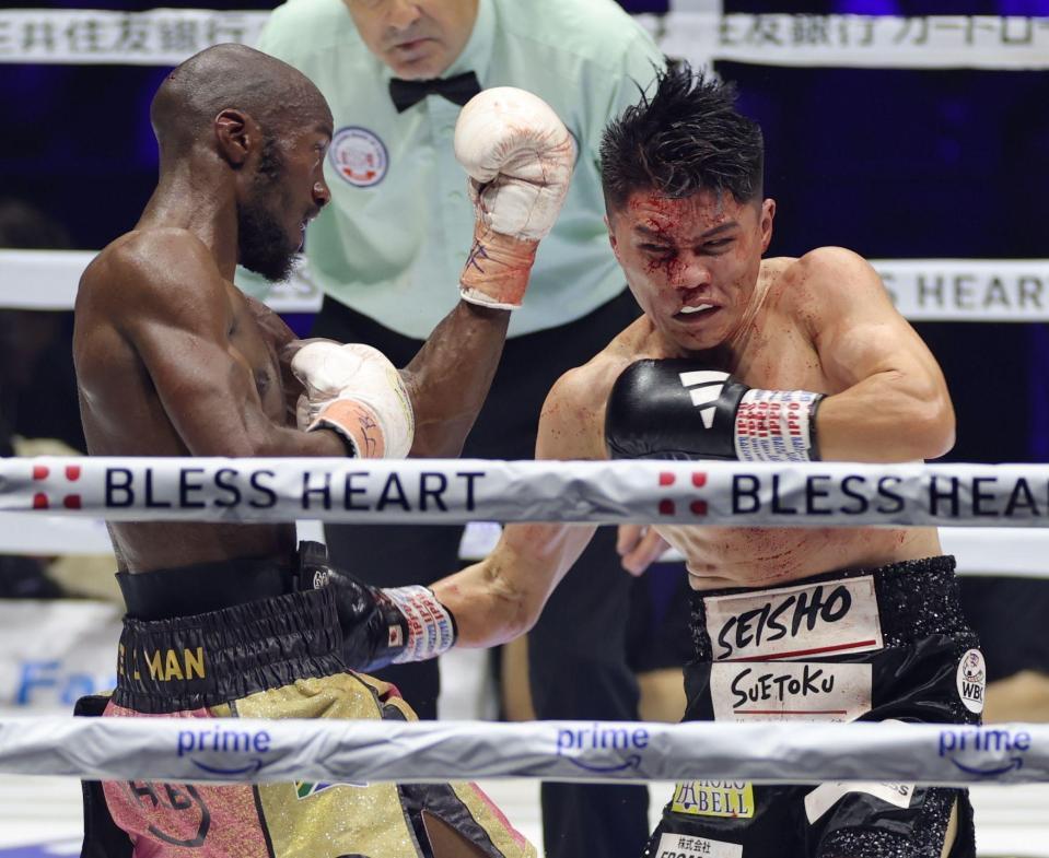 ８回、リカルド・マラジカ（左）に苦戦する坪井智也（撮影・西岡正）