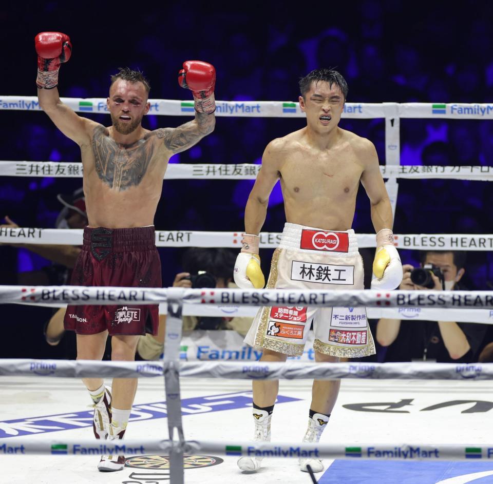 勝利を確信したサム・グッドマン（左）の横を引き揚げる西田凌佑撮影・西岡正