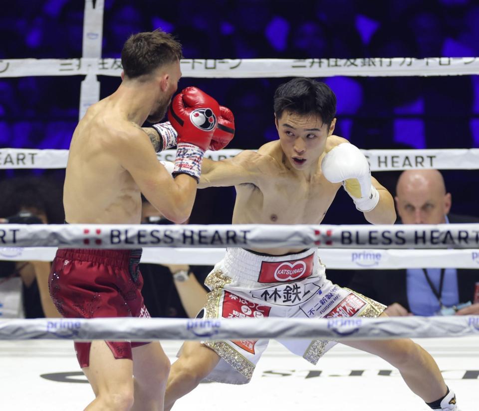 １回、サム・グッドマン（左）に右ストレートを放つ西田凌佑＝ＴＯＹＯＴＡ　ＡＲＥＮＡ　ＴＯＫＹＯ（撮影・西岡正）