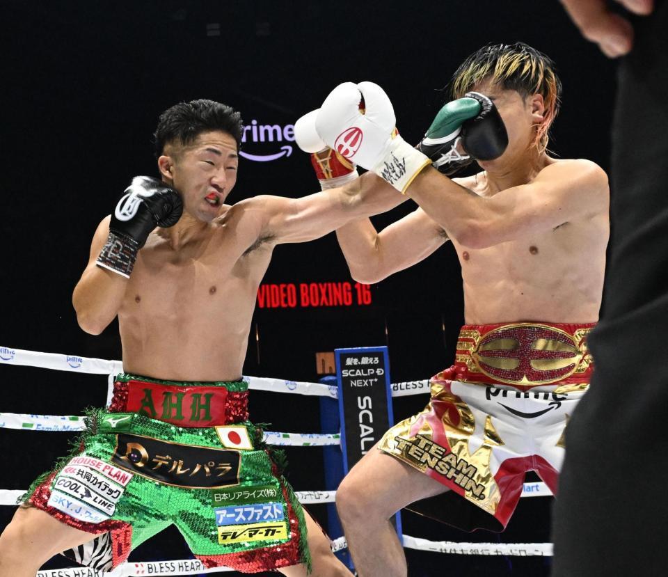 ３回、那須川天心（右）にパンチを浴びせる井上拓真（撮影・堀内　翔）