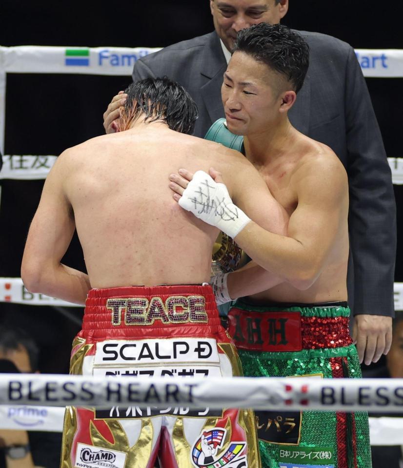 試合後、那須川天心（左）をねぎらう井上拓真（撮影・西岡正）