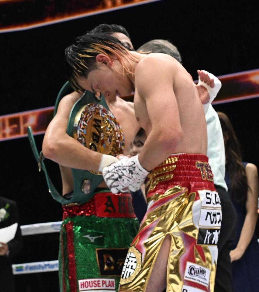 井上拓真（奥）と健闘をたたえ合う那須川天心（撮影・堀内　翔）