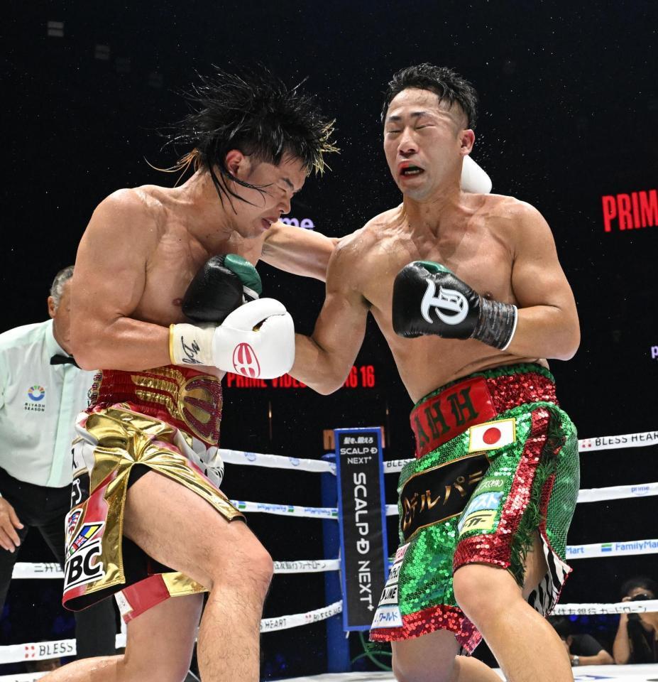 ５回、激しく打ち合う井上拓真（右）と那須川天心（撮影・堀内　翔）