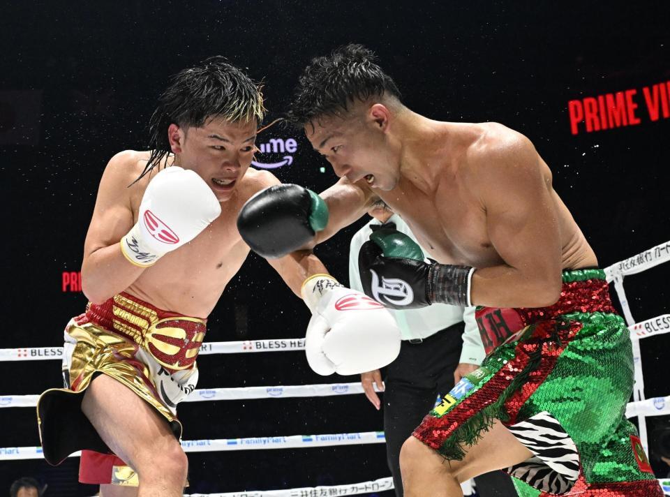 ８回、激しく打ち合う那須川天心（左）と井上拓真（撮影・堀内　翔）