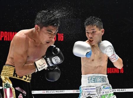 　１２回、ラッセル・アコスタ（左）にパンチを浴びせる松本流星（撮影・堀内翔
