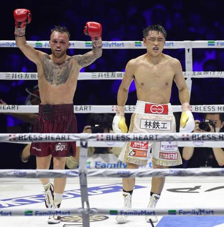 　勝利を確信したサム・グッドマン（左）の横を引き揚げる西田凌佑（撮影・西岡正）