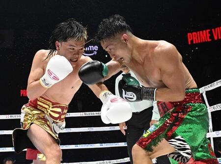 　８回、激しく打ち合う那須川天心（左）と井上拓真（撮影・堀内　翔）