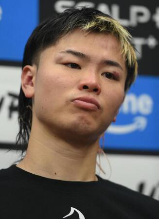 試合後の会見で悔しそうな表情を見せる那須川天心（撮影・堀内翔）