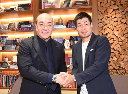 「子供の未来」をテーマに対談した西村誠司社長（左）と長谷川穂積氏