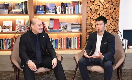 「子供の未来」をテーマに対談した西村誠司社長（左）と長谷川穂積氏