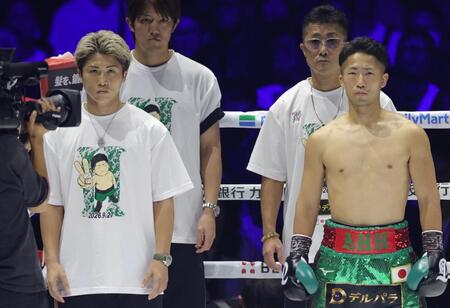 那須川天心戦を前に、君が代を聴く井上尚弥（左）と井上拓真＝２７日