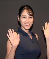 ラウンドガールを務める仁美＝２７日