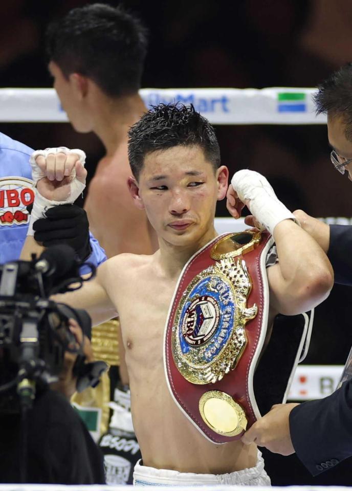 　新王者となり、ベルトを肩に掛ける松本流星（撮影・西岡正）