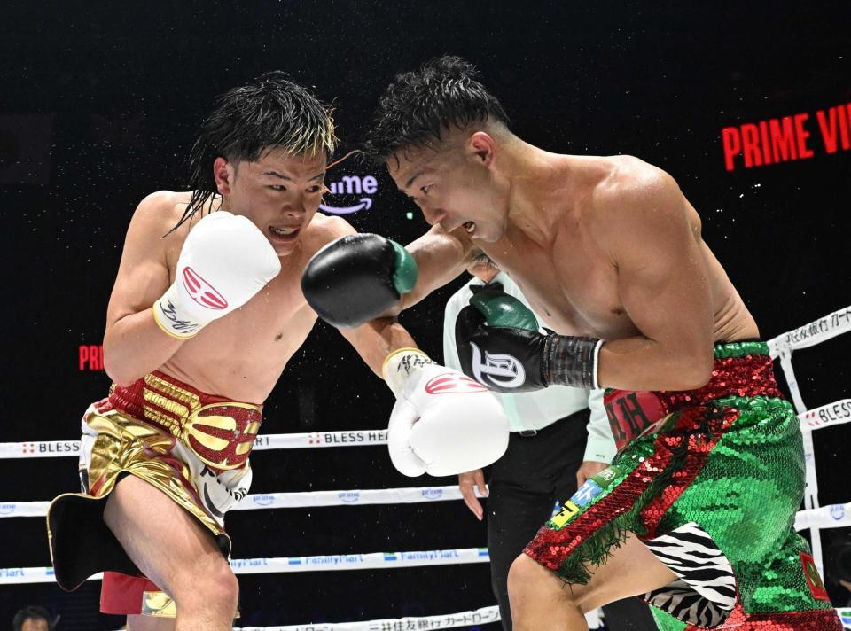 　８回、激しく打ち合う那須川天心（左）と井上拓真（撮影・堀内　翔）