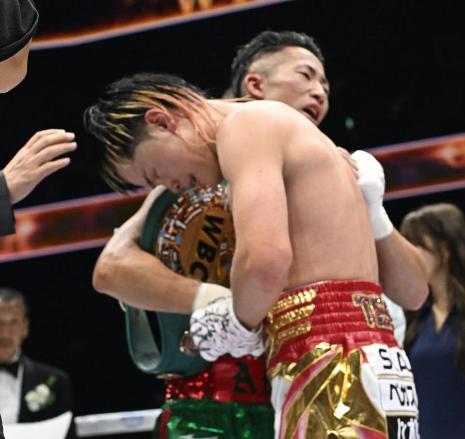 井上拓真（奥）と健闘をたたえ合う那須川天心（撮影・堀内　翔）